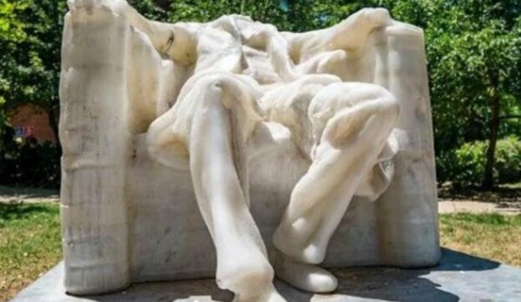 Vapa e madhe shkrin statujën e Abraham Lincolnit