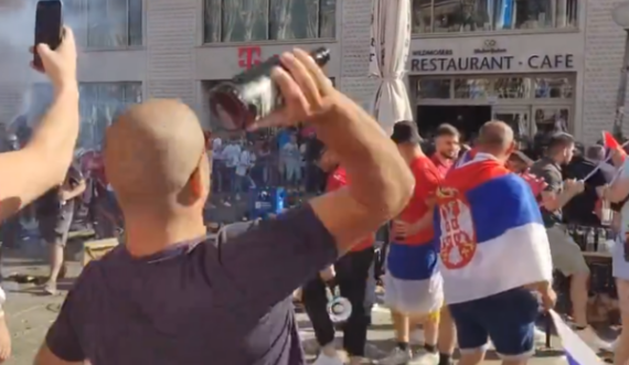 Pas djalit të Vuçiqit të përfshirë në përleshje,  tifozët e Serbisë thirrën emrin e Putinit edhe në mes të Mynihyt