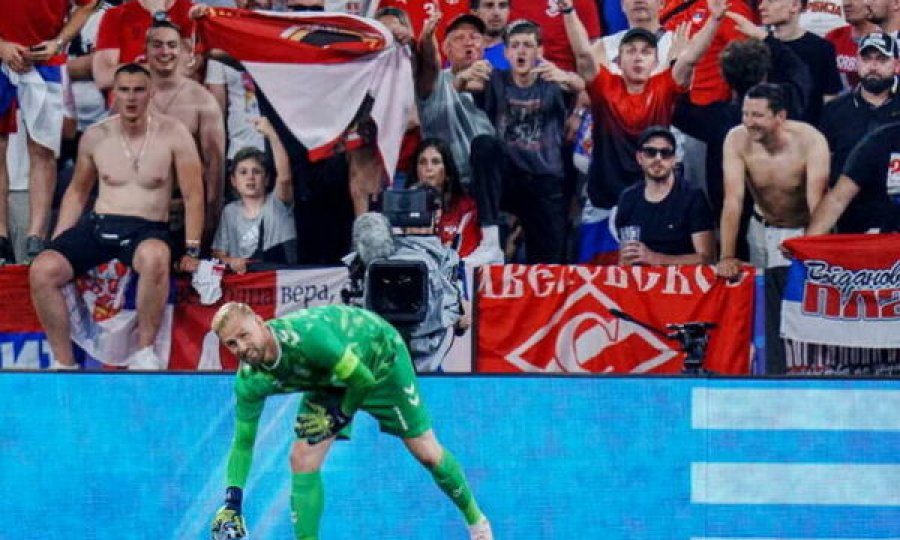 Schmeichel iu përgjigj tifozëve të Serbisë: Nuk do të vrapoj dhe do të mbledh plehrat e të tjerëve