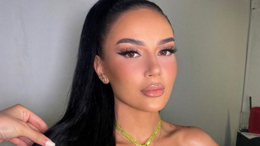 Bora shfaqet natyrale me bikini