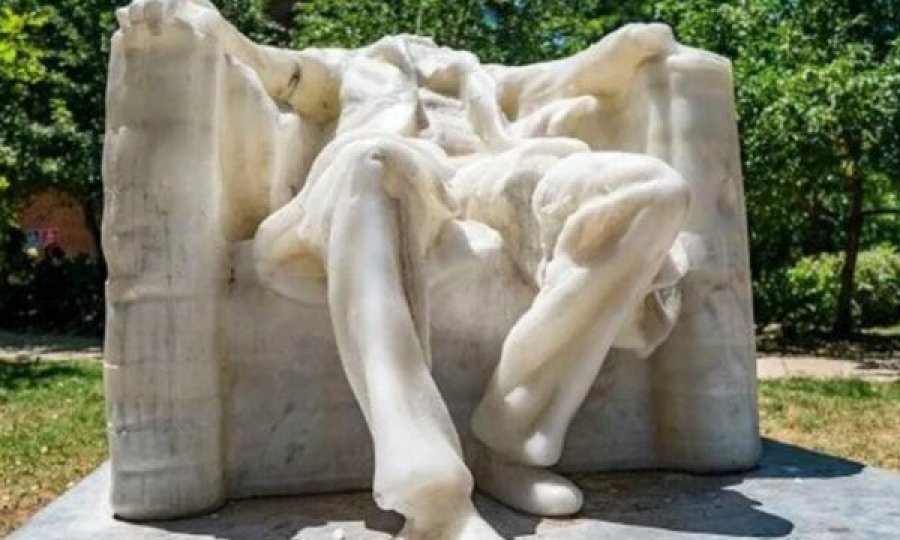 Vapa e madhe shkrin statujën e Abraham Lincolnit