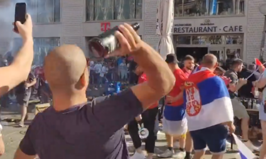 Pas djalit të Vuçiqit të përfshirë në përleshje,  tifozët e Serbisë thirrën emrin e Putinit edhe në mes të Mynihyt