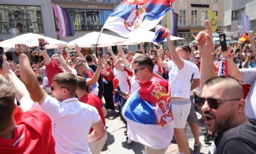 Tifozët nacionalist serbë provokuan  përsëri Shqipërinë dhe Kosovën, po kritikohen edhe nga vetë serbët