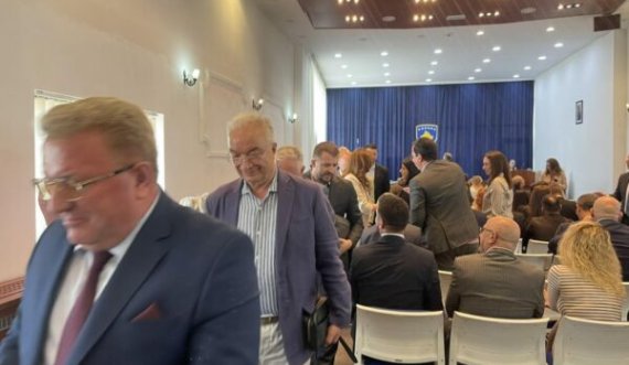 Opozita në bllok  largohet nga seanca, s’i larguan nga rendi i ditës Projektligjin e KPM, KPK dhe atë për Zyrtarët Publikë