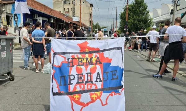 Një grup i huliganëve serbë po e bllokojnë hyrjen e pjesëmarrësve në festivalin Mirëdita -Dobardan