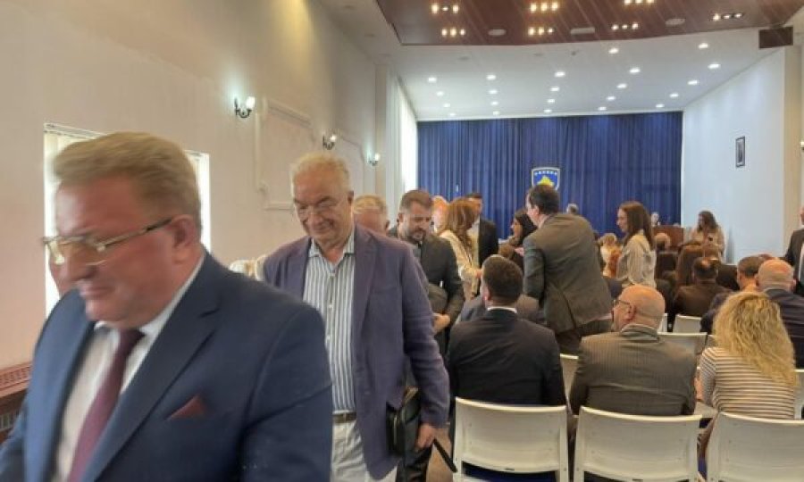 Opozita në bllok  largohet nga seanca, s’i larguan nga rendi i ditës Projektligjin e KPM, KPK dhe atë për Zyrtarët Publikë