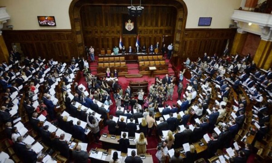 “Për shkak të sulmit ndaj Vuçiqit”: Delegacioni i Kuvendit të Serbisë u largua nga konferenca në Petrovac, u përmend edhe Kosova