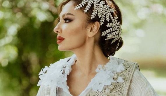 Adelina Ismaili si kurrë më parë, shkëlqen me veshje tradicionale