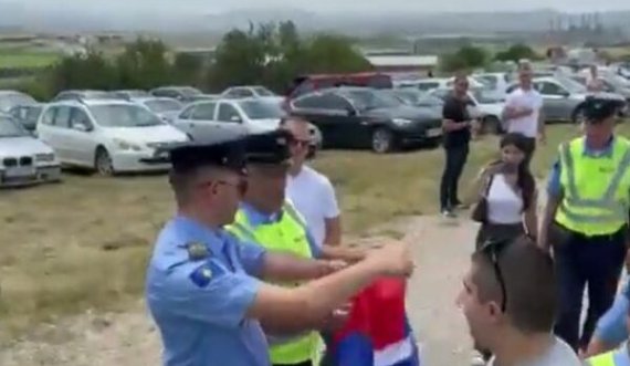 Një person tentoi të futej me flamurin serb në monumentin Memorial të Gazimestanit, Policia e Kosovës kap “mat”