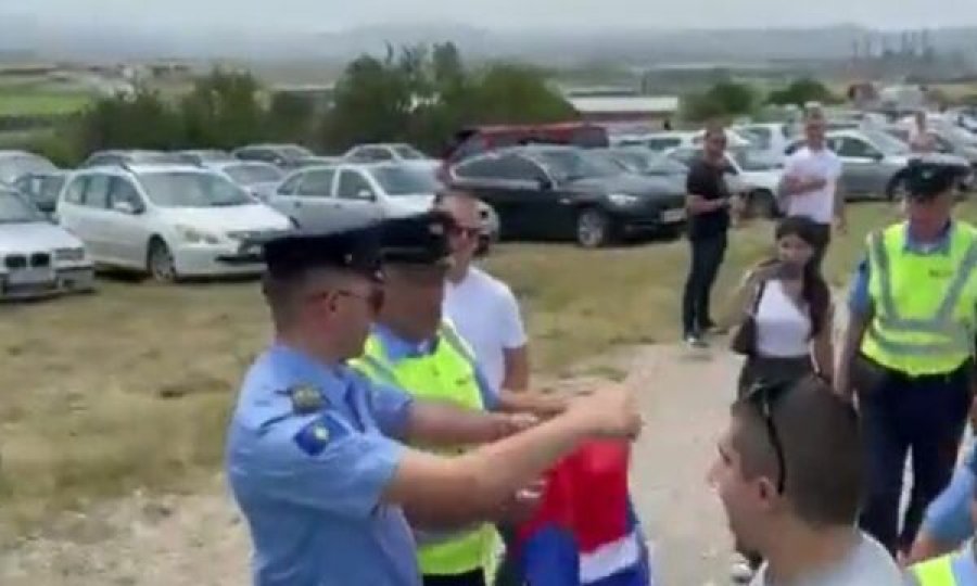 Një person tentoi të futej me flamurin serb në monumentin Memorial të Gazimestanit, Policia e Kosovës kap “mat”