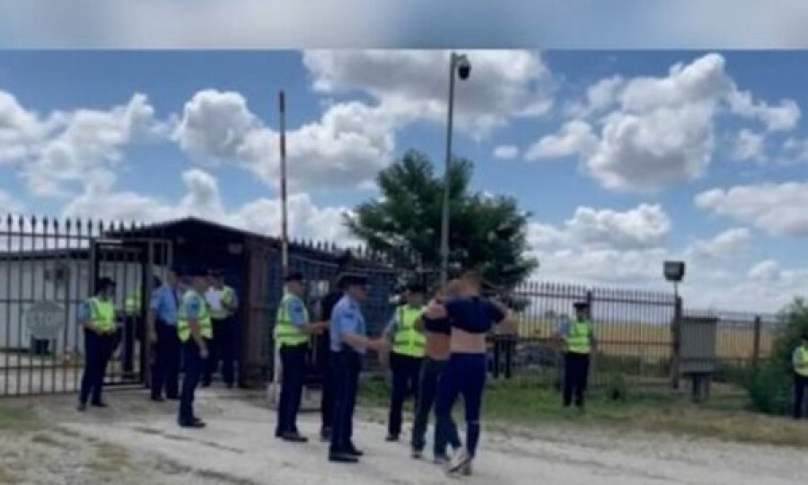 Serbët nisin të mblidhen në Gazimestan për ‘Vidovdan’, Policia i kontrollon në hyrje