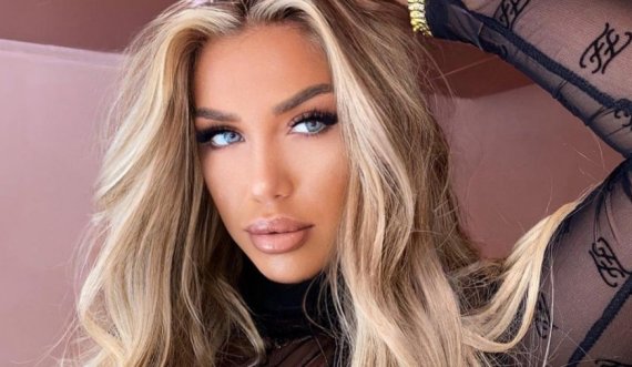 Adelina Tahiri shfaqet “përvëluese” me bikini