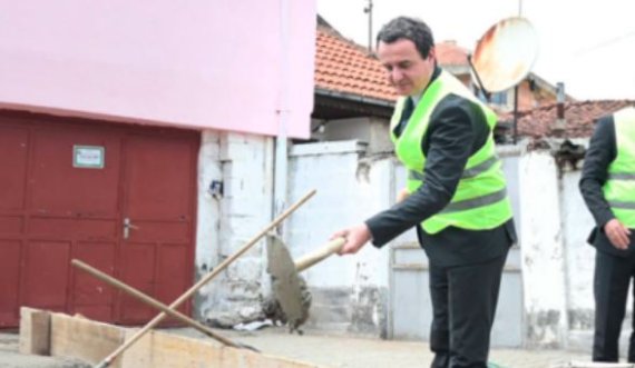 Albin Kurti vendos gurëthemelin e një shtëpie për një familje 