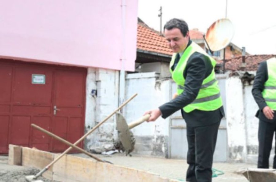 Albin Kurti vendos gurëthemelin e një shtëpie për një familje 