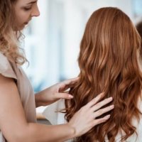 Rregullimi i flokëve rrit vetëbesimin te femrat, thotë studimi