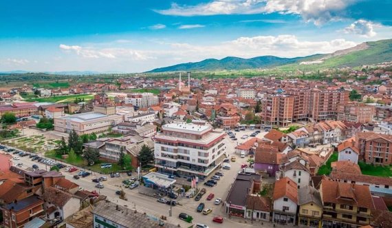 Qeveria e Kosovës po i heq mbishkrimet serbe në veri, kurse Serbia po i dëbon shqiptarët nga Serbia