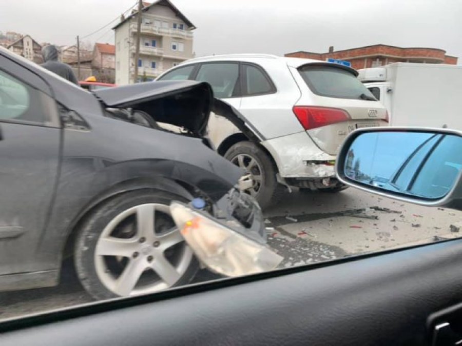 Aksident në rrugën Prishtinë-Podujevë, ka të lënduar