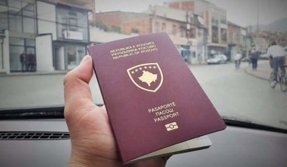 Xhelal Sveçla: Nga 1 janari, rreth 124 mijë kërkesa për pasaporta
