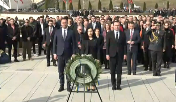 Krerët e shtetit bëjnë homazhe në Prekaz