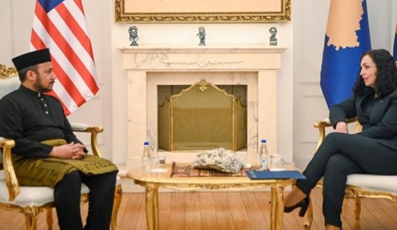 Vjosa Osmani pranon letrat kredenciale nga ambasadori i Malajzisë