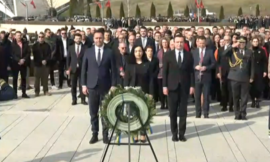Krerët e shtetit bëjnë homazhe në Prekaz