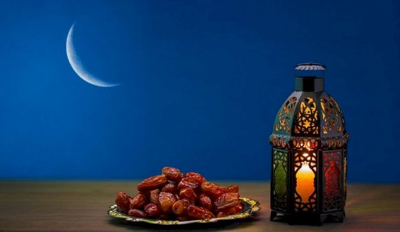Historia e Ramazanit: Pse agjërojnë myslimanët dhe a mund ta mbajnë edhe njerëzit që besojnë në fe të tjera