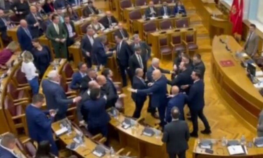 Zhvillime kaotike në seancën në Kuvendin e Malit të Zi pas një konflikti verbal mes përfaqësuesve të pushtetit dhe opozitës 