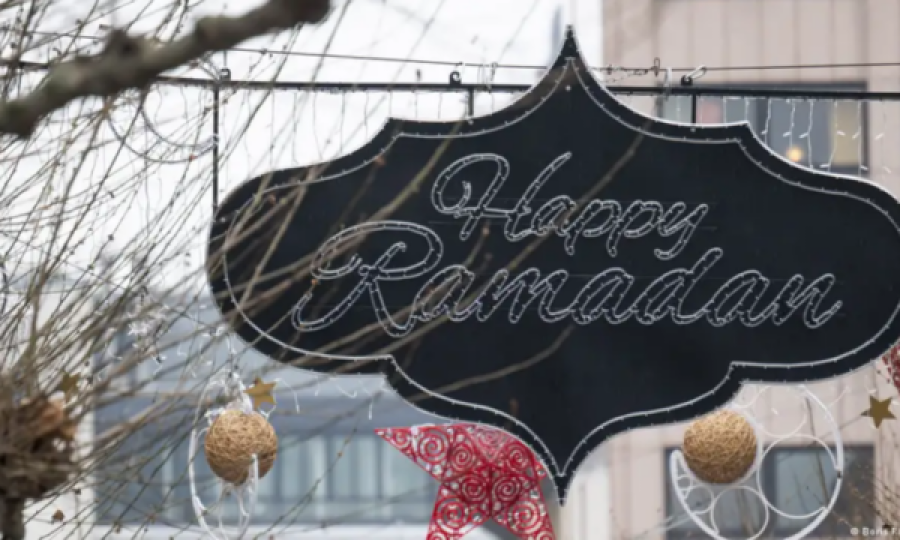 Ky qytet i Gjermanis stoliset  me dekorime speciale për muajin e Ramazanit