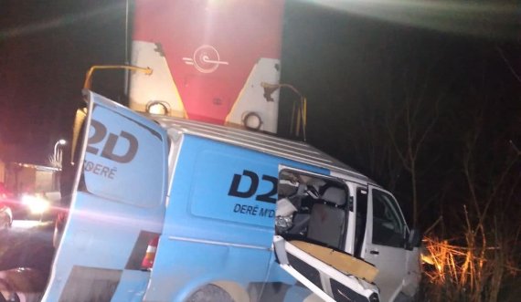 Vdesin dy të lënduarit nga aksidenti i trenit me kombi - busin në Klinë 