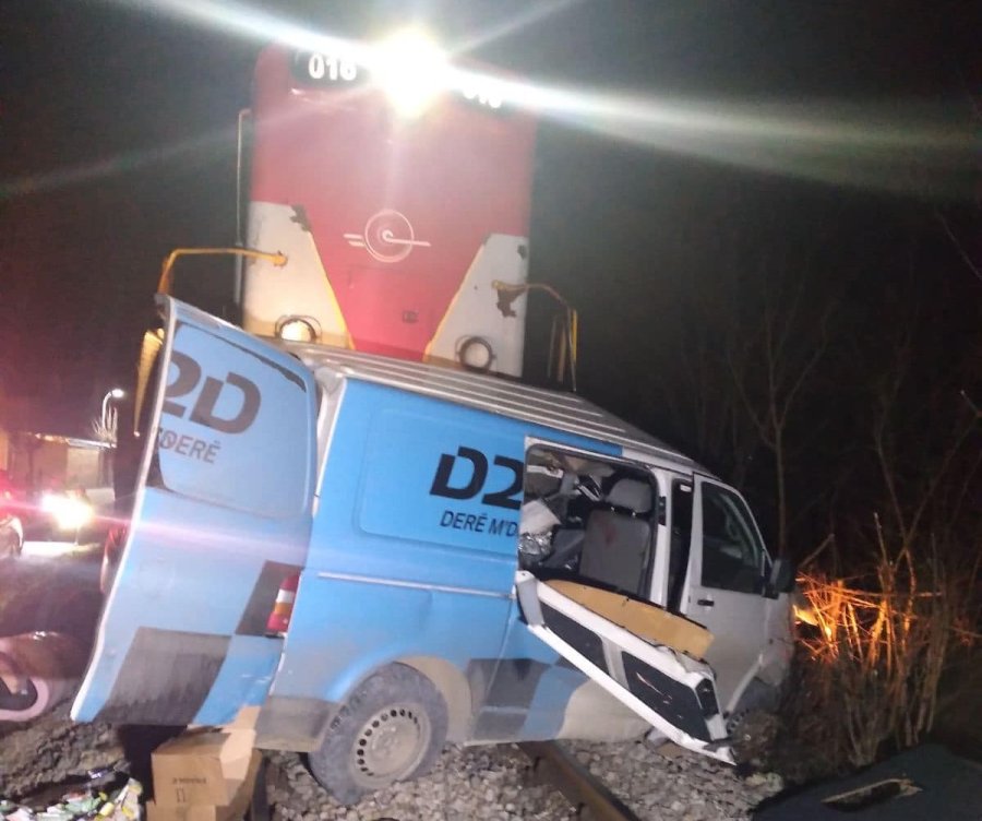 Vdesin dy të lënduarit nga aksidenti i trenit me kombi - busin në Klinë 