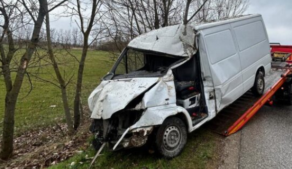 Istog: U nis për të furnizuar marketet me hurme në Istog, shoferi aksidentohet dhe përfundon në spital 