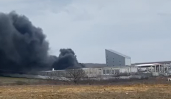 Shpërthen zjarri në një fabrikë në Parkun e Biznesit në Drenas