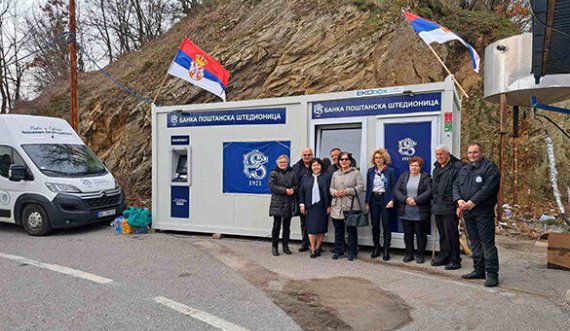 Beogradi sjell banka të improvizuara në afërsi të kufirit për serbët e Kosovës