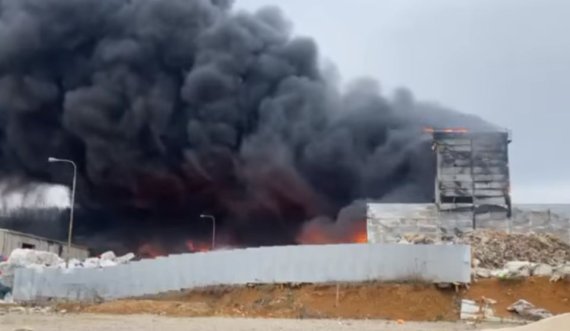 Detaje nga zjarri që ra në fabrikën e plastikës në Drenas