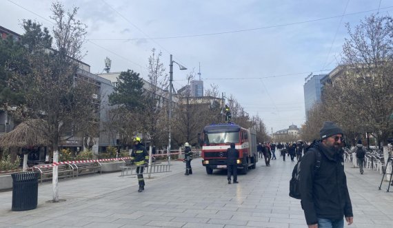 Prishtinë: Bllokohet një pjesë e sheshit, kulmi i një ndërtese rrezikon të bie nga erërat e forta