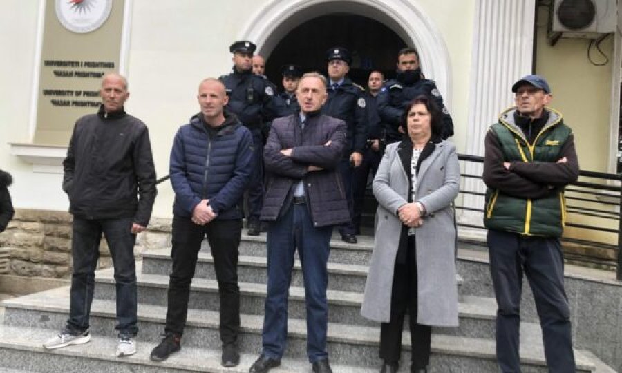 Punëtorët teknikë dhe të sigurimit fizik të UP-së bllokojnë Rektoratin