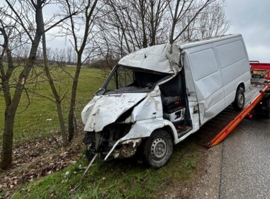 Istog: U nis për të furnizuar marketet me hurme në Istog, shoferi aksidentohet dhe përfundon në spital 