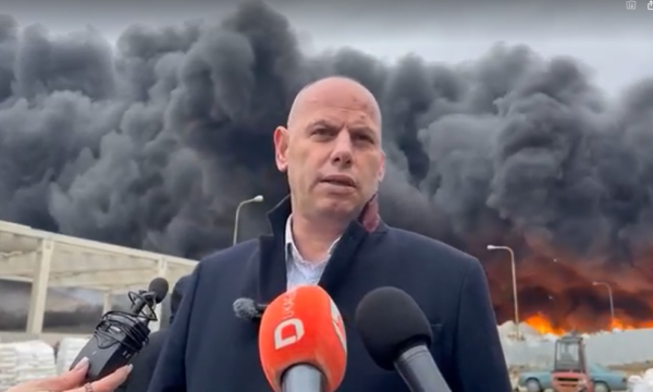 Zjarri te Parku i Biznesit në Drenas, Lladrovci kërkon ndihmën e KFOR-it: Me helikopterë me ardhë me gjujtë ujë