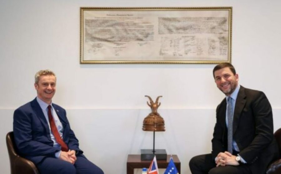 Krasniqi e takon ambasadorin e ri britanik Hargreaves