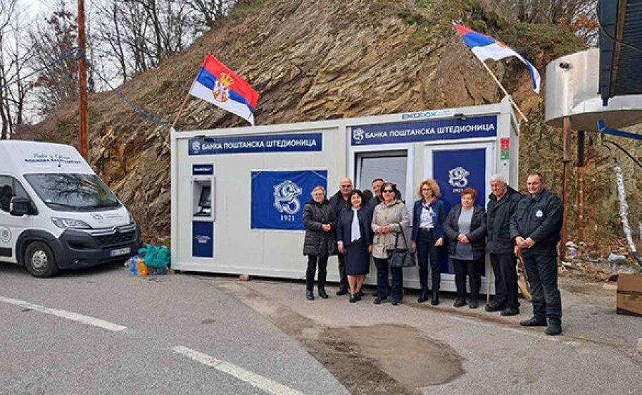 Beogradi sjell banka të improvizuara në afërsi të kufirit për serbët e Kosovës