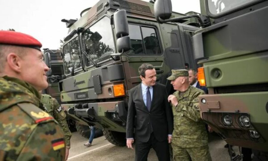 Albin Kurti vizitoi flotën e kamionëve ushtarakë RheinMetall MAN HX2