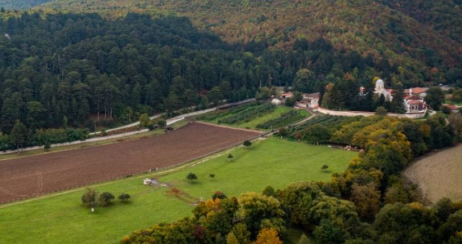 Serbët në festë: Plot 24 hektarë tokë nën pronësinë e Manastirit të Deçanit