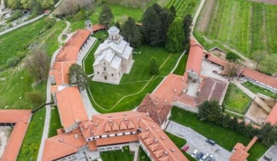 Vendimi për Manastirin e Deçanit, eksperti ballkanik: Zbatimi i tij heq një “njollë të madhe” për vendin