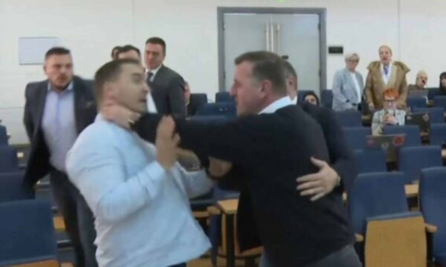 Plas sherri në Kuvend, deputetët përplasen fizikisht