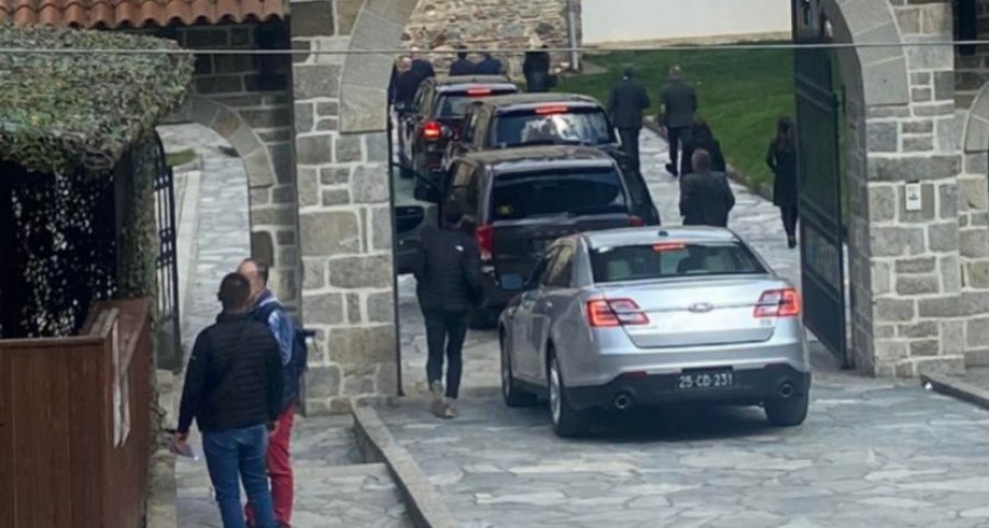 Para takimit me Kurtin Escobar arrin në Manastirin e Deçanit