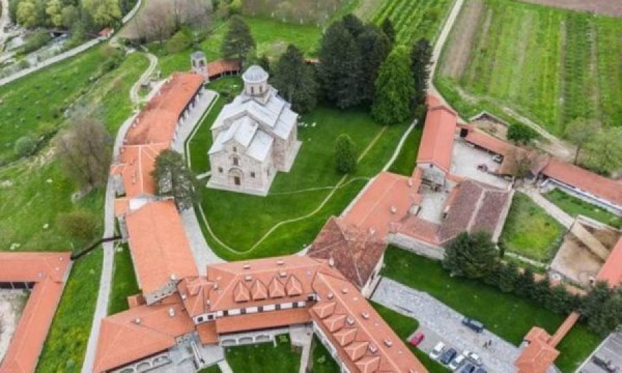 Vendimi për Manastirin e Deçanit, eksperti ballkanik: Zbatimi i tij heq një “njollë të madhe” për vendin