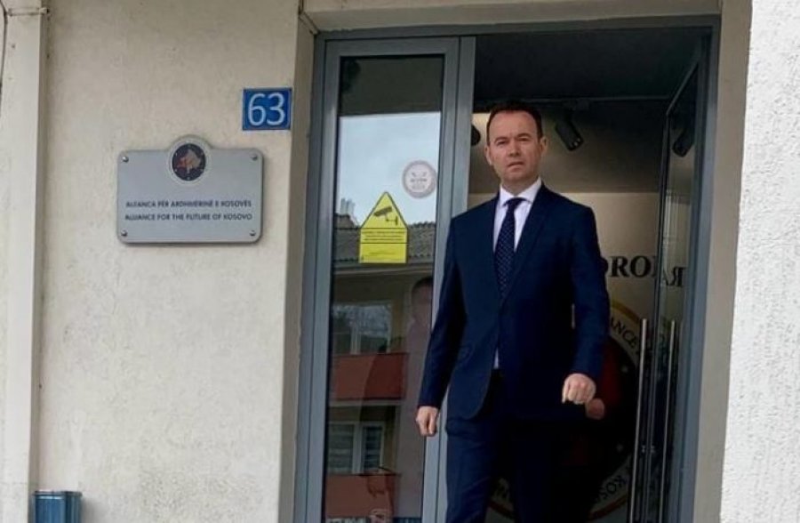Peci ia 'merr' zyrat e AAK-së Ramush Haradinajt: Më në fund i janë kthyer ministrisë 600 metra katrorë