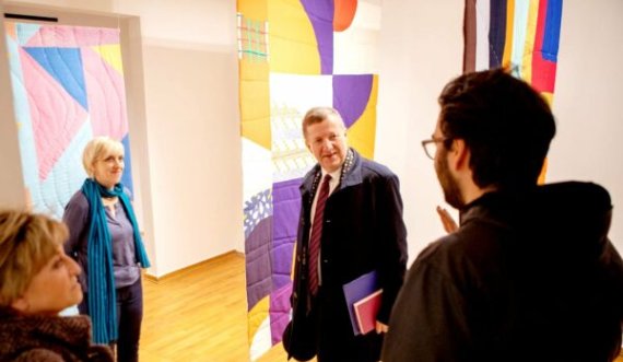 Szunyog viziton Galerinë Kombëtare, flet për mbështetje në kulturë