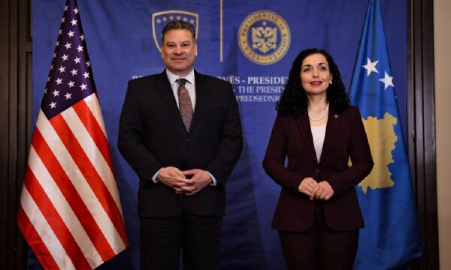 Ambasada amerikane bën një përmbledhje të vizitës së Escobarit