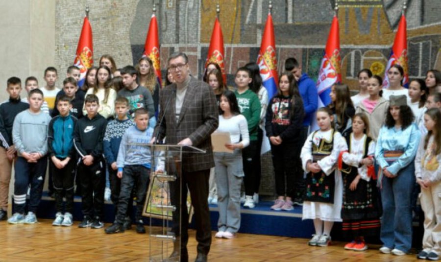 Vuçiq i mirëpret rreth njëqind nxënës serbë nga Kosova në Beograd